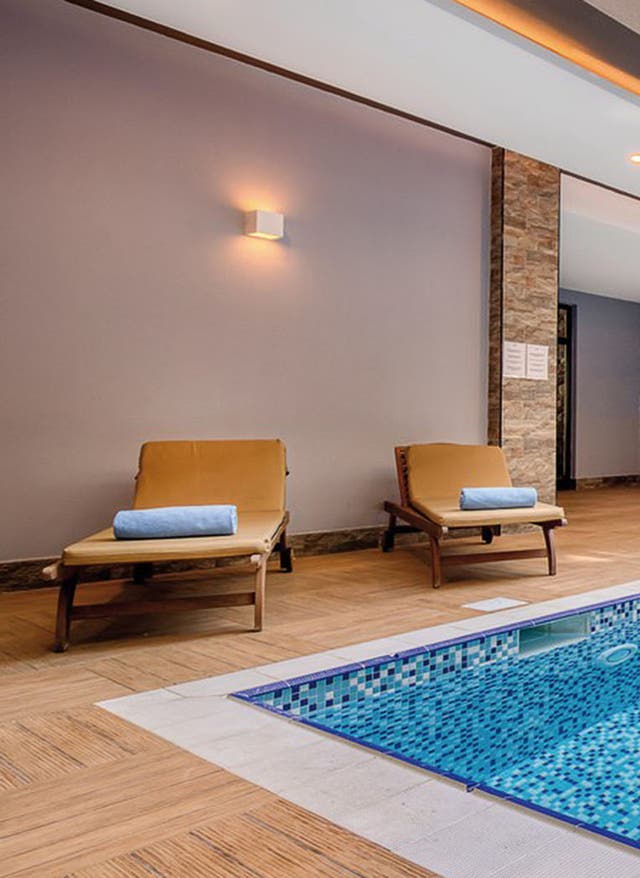 Sentido Wellnesshotels Indoor-Pool mit Liegen im Sentido Numa Bay Exclusive