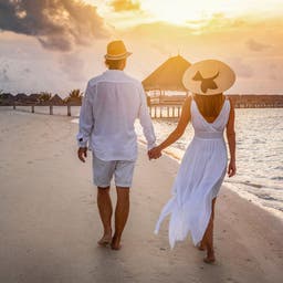 malediven-paar-am-strand-g-1294276263.jpg