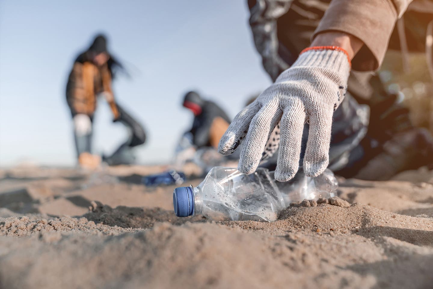 Es Trenc: Menschen sammeln Müll am Strand