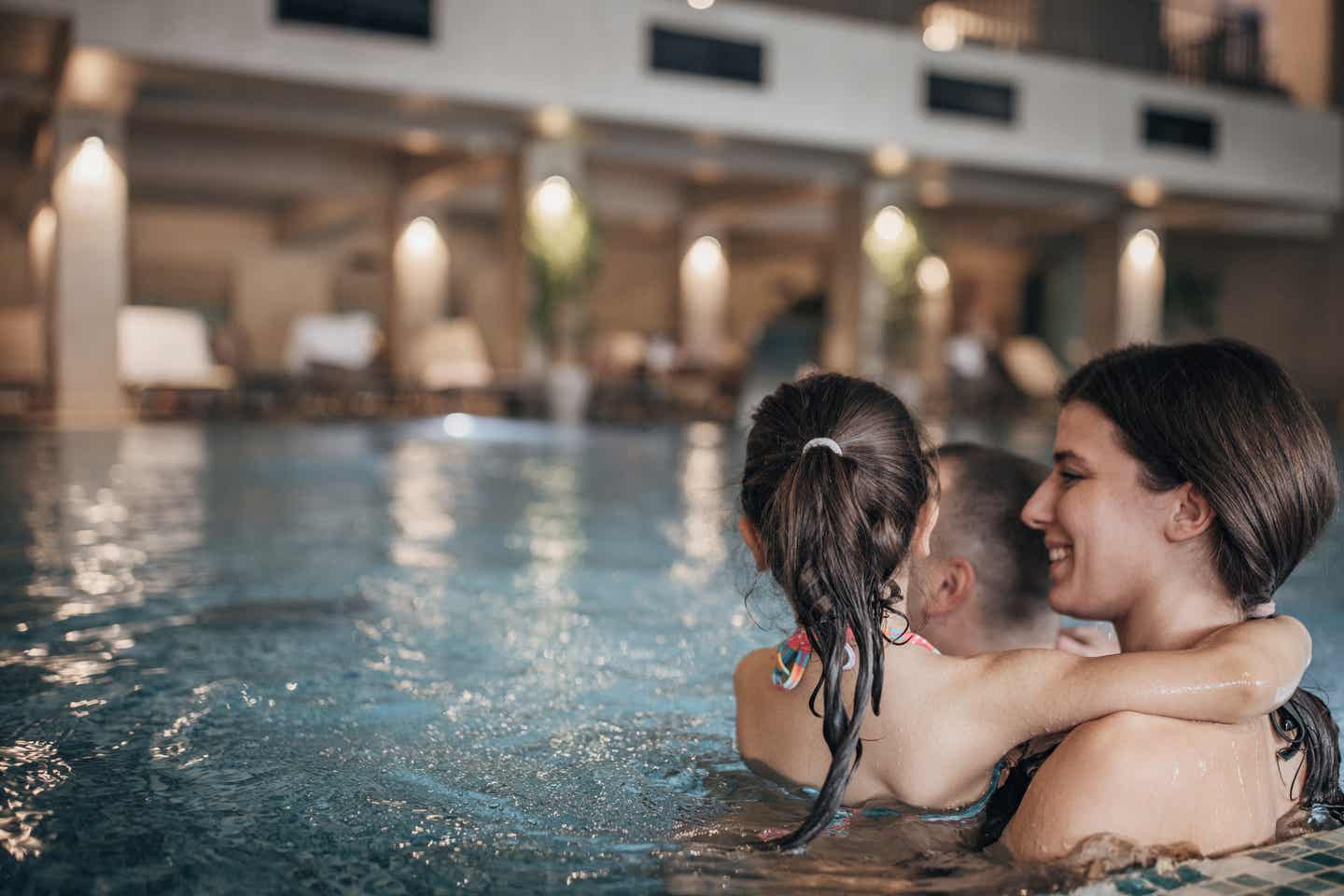 Steiermark Urlaub mit DERTOUR. Frau mit Kindern in einer Therme