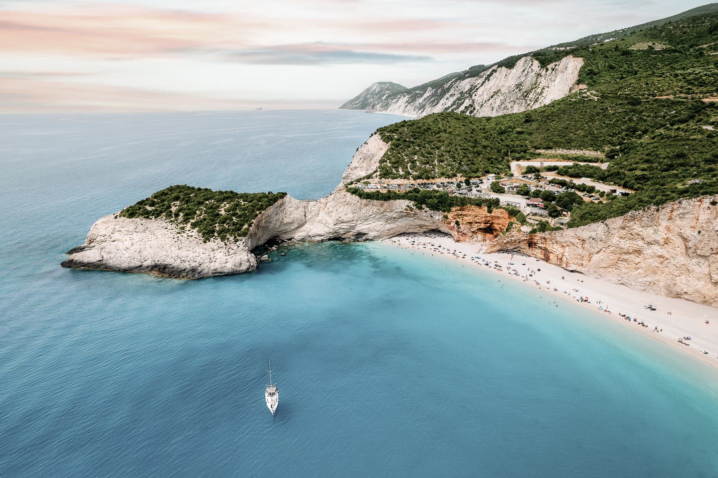 Griechenland beste Reisezeit: Luftaufnahme von Boot in Bucht auf Lefkada