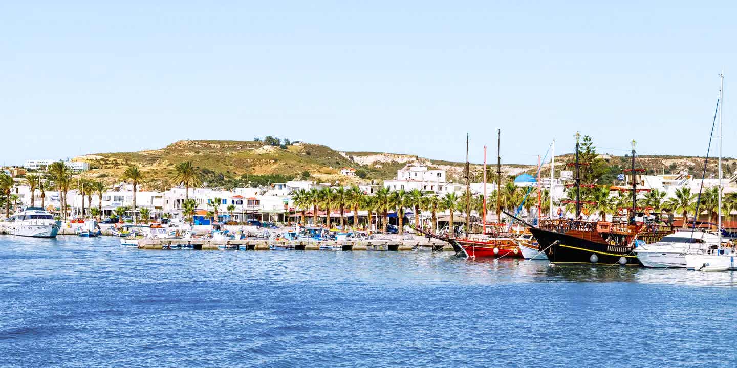 Segel- und Ausflugsschiffe im Hafen von Kardamena auf Kos in Griechenland