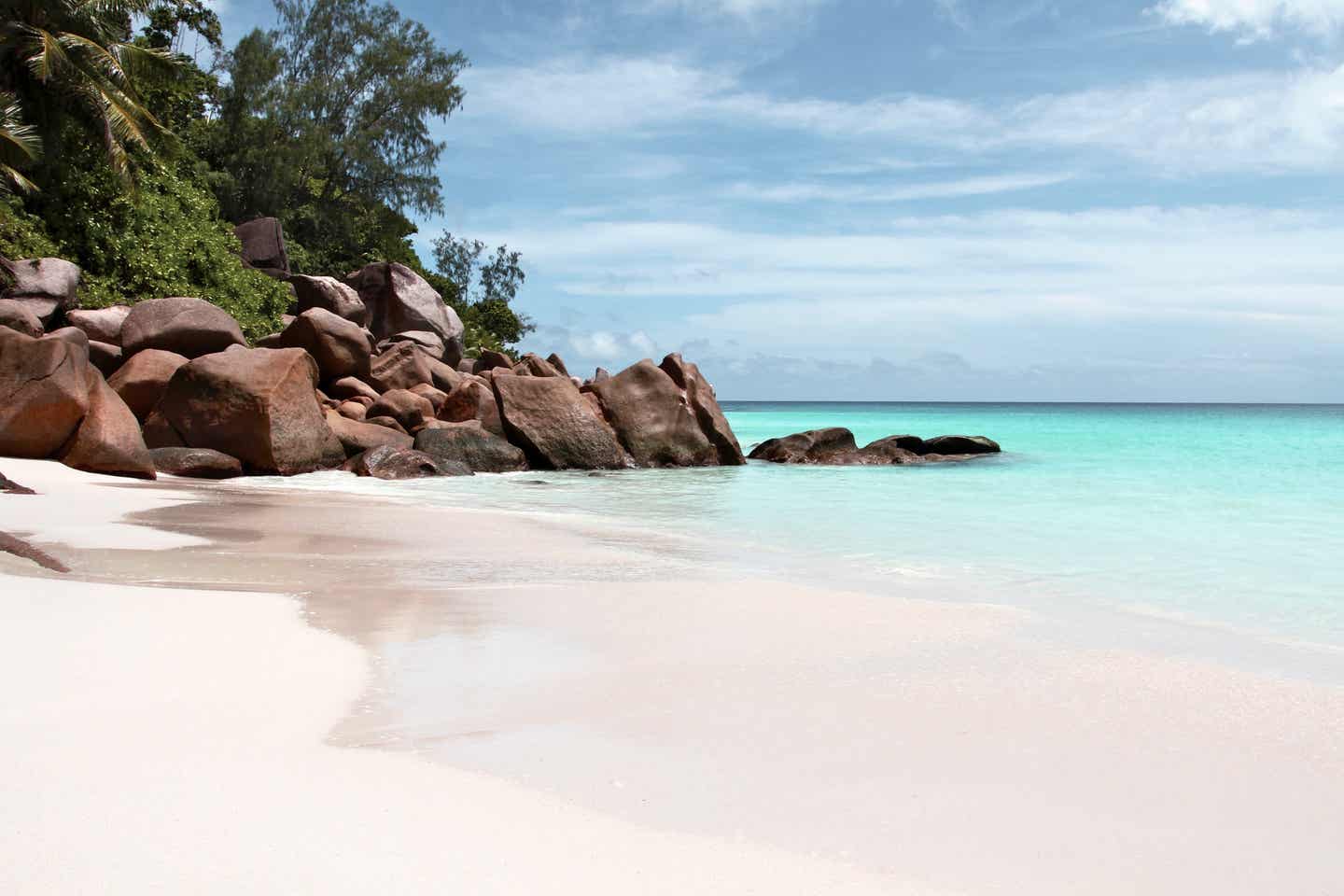 Der Anse Georgette mit malerischen Felsen und weißem Sand