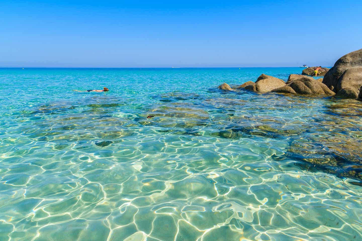 Kristallklares Wasser am Strand von Saleccia auf Korsika