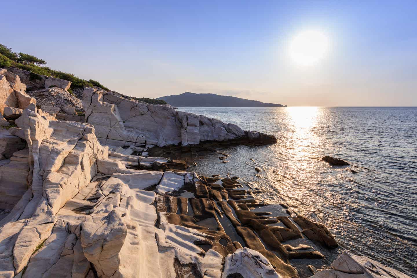 Weiße Marmorfelsen auf der Halbinsel Aliki im Südosten von Thassos im Sonnenuntergang