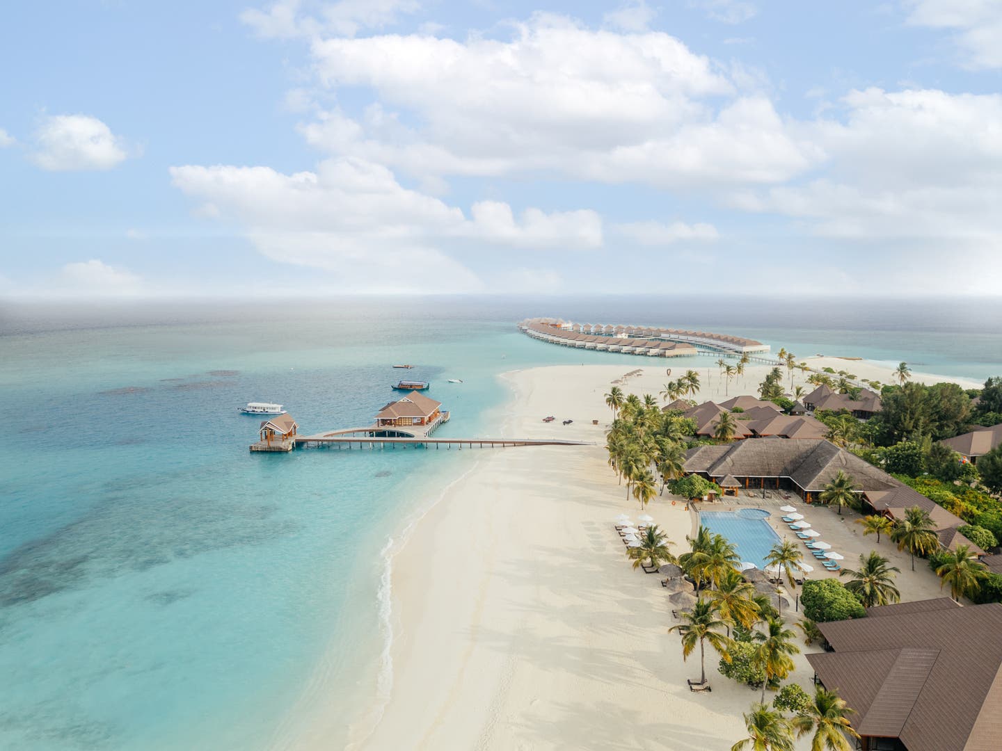 Luftbild des Hotels auf dem Raa-Atoll