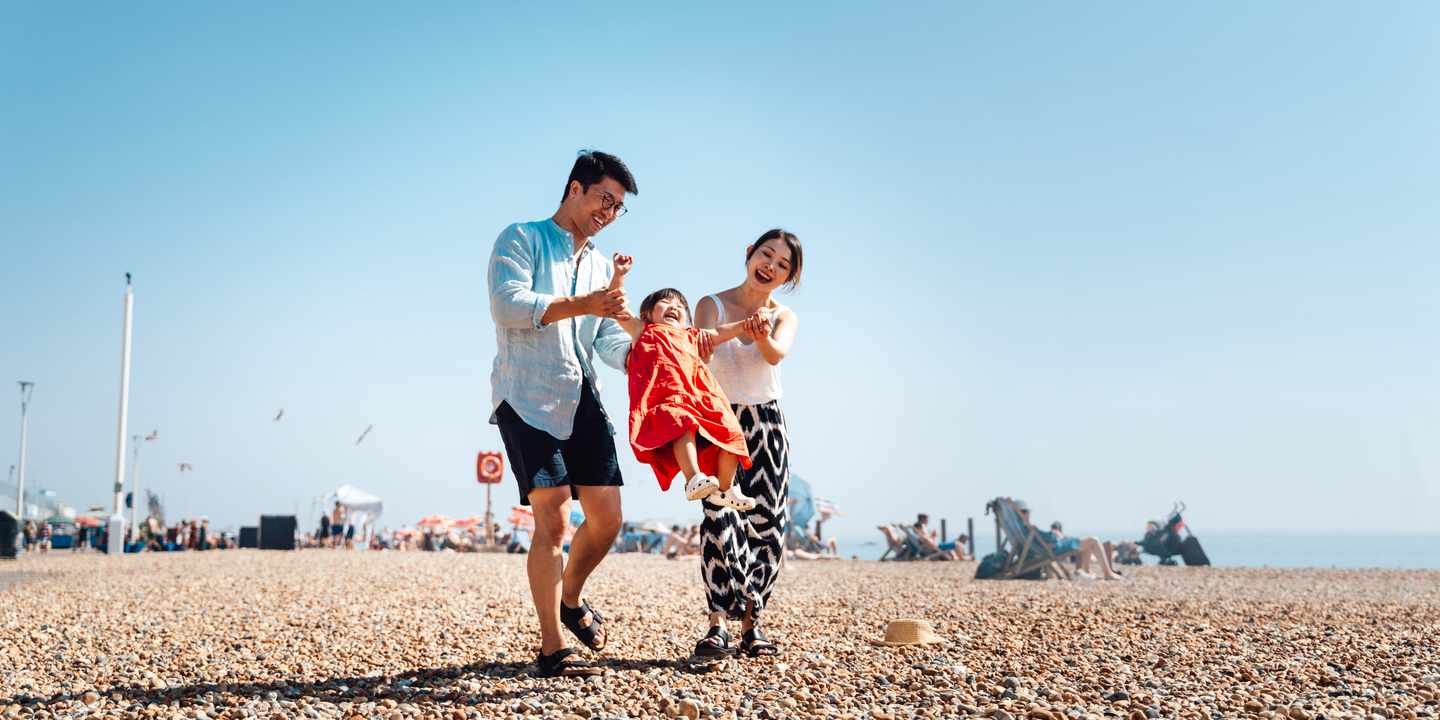 grossbritannien-strand-familie-g-2152756968.jpg