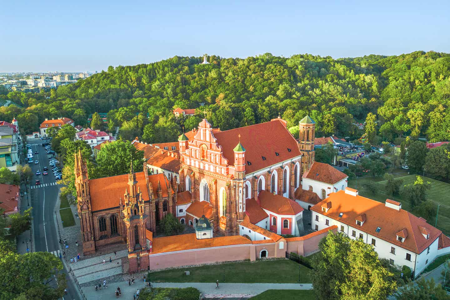 Napoléon wollte sie auf seinen Händen nach Paris tragen: die sagenumwobene Annenkirche mit dem Bernhardinerkloster Blick auf die spätgotische Annenkirche und das Bernhardinerkloster in Vilnius