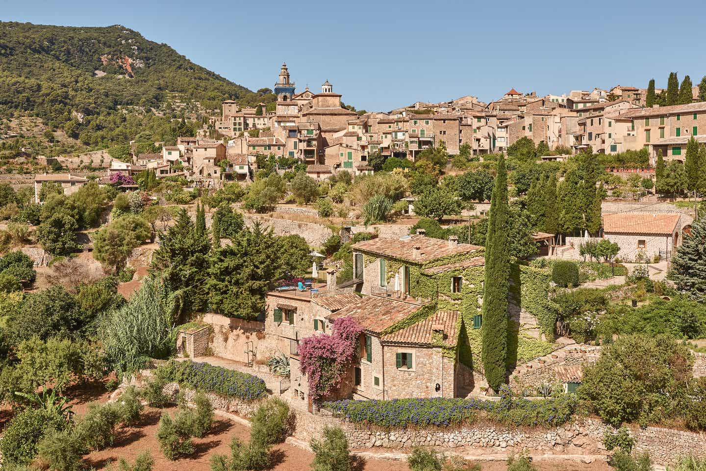 Das malerische Bergdorf Valldemossa auf Mallorca, bekannt für seine traditionelle Architektur und idyllische Lage in der Serra de Tramuntana