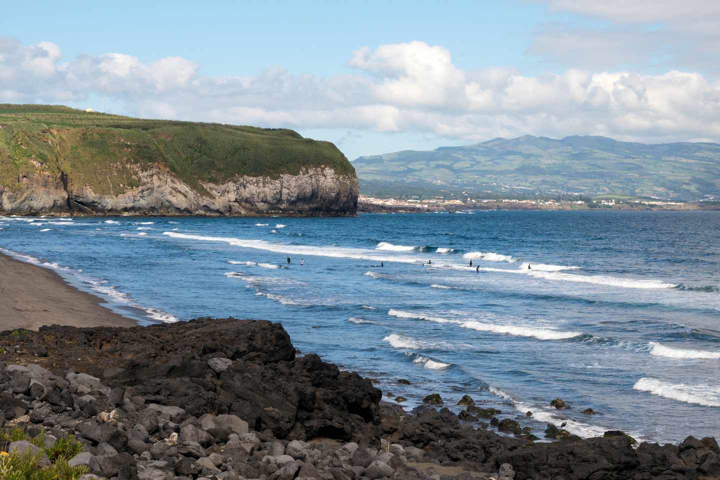 portugal-azoren-sao-miguel-praia-de-santa-barbara-surfer-strand-g-1185918898.jpg