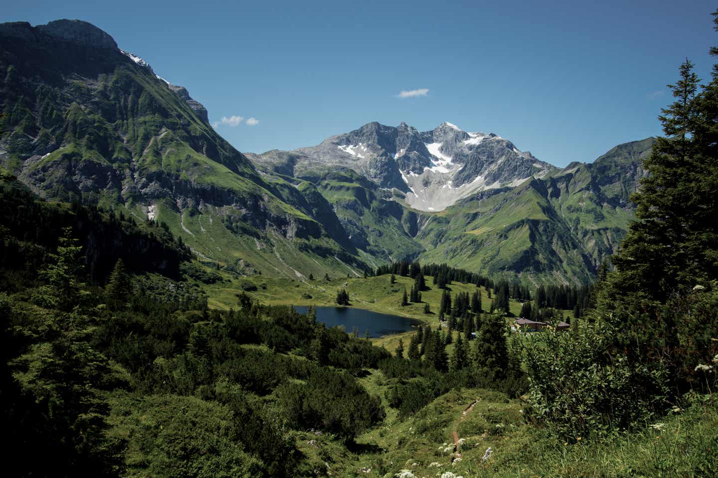 Österreich Urlaub mit DERTOUR. Körbersee in der unberührten Naturlandschaft des Vorarlbergs.