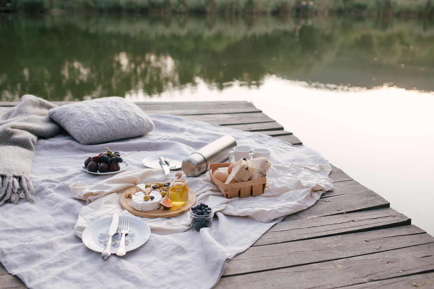 Picknick auf einem Steg am Bodensee