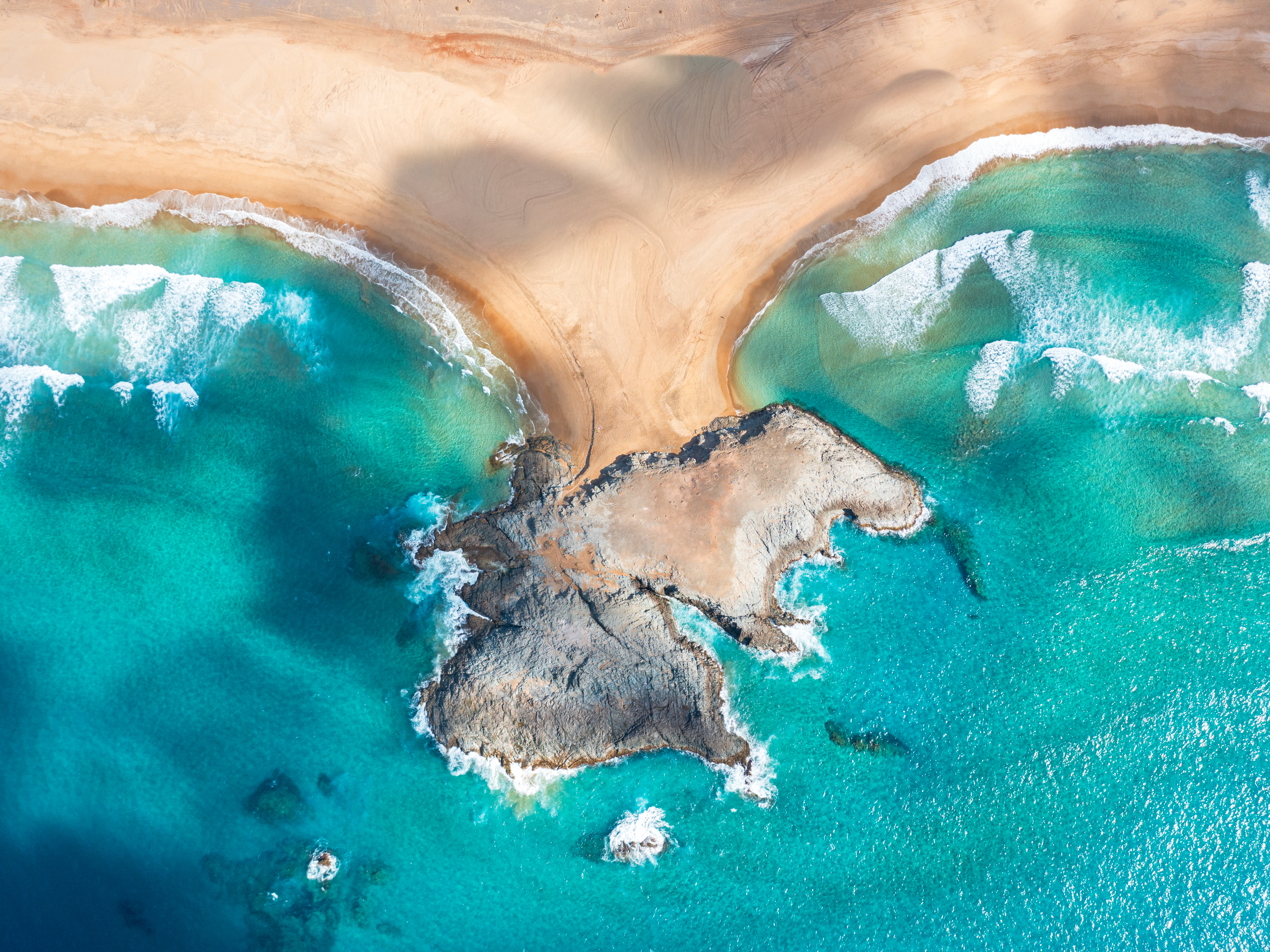 Kanaren Strandurlaub an der Bucht von Cofete auf Fuerteventura mit Sandstrand, Felsen und türkisblauem Atlantik aus der Vogelperspektive