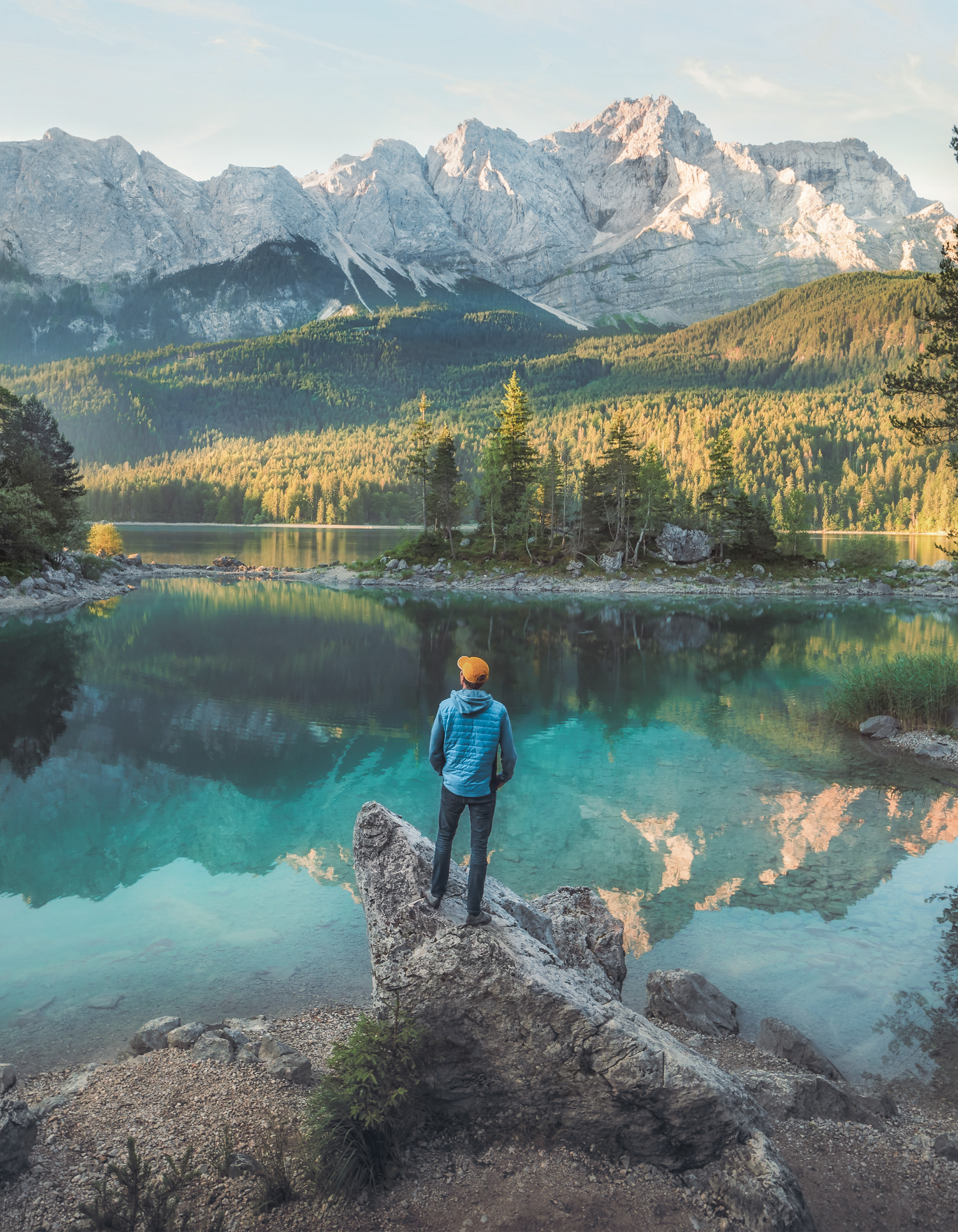 Deutschland Wanderer in den Bergen am See