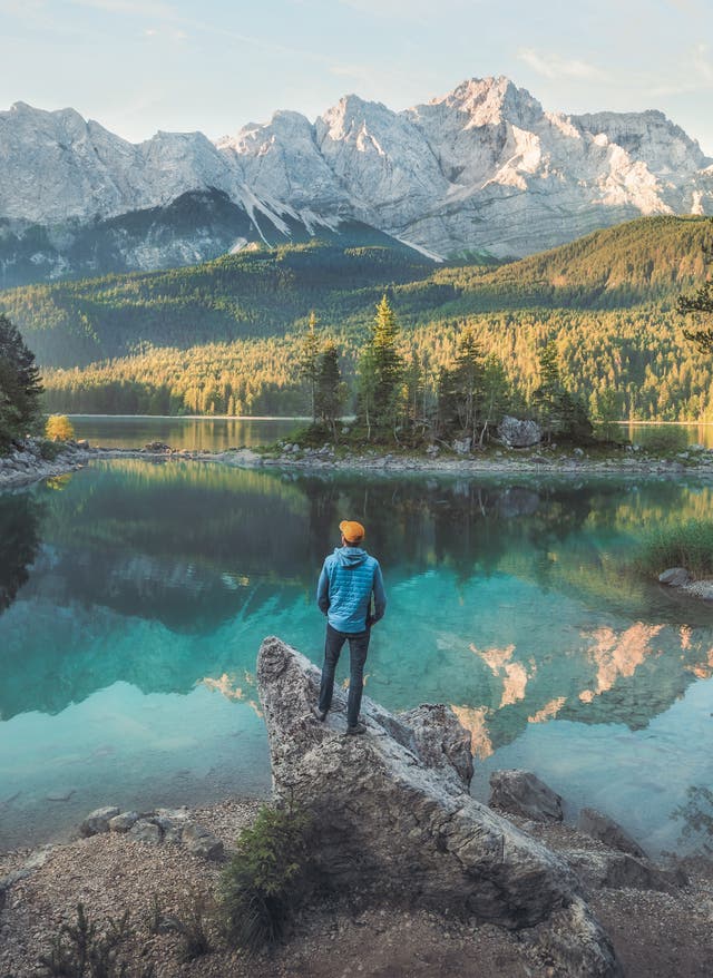 Jetzt entdecken Deutschland Wanderer in den Bergen am See