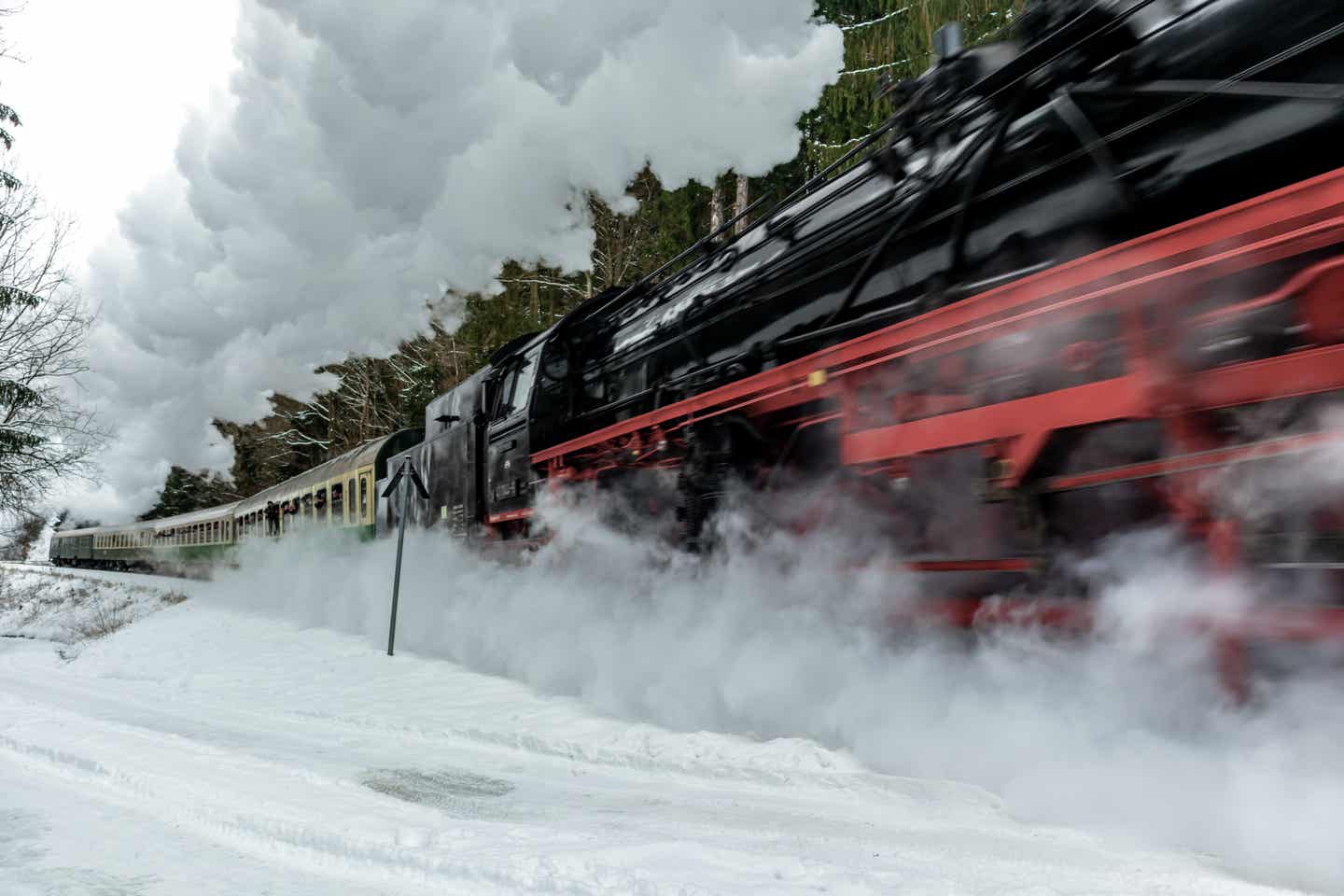 Thüringen Urlaub mit DERTOUR. Dampflok mit Wagons des Zugs "Rodelblitz" in Winterlandschaft bei Schmalkalden in Thüringen