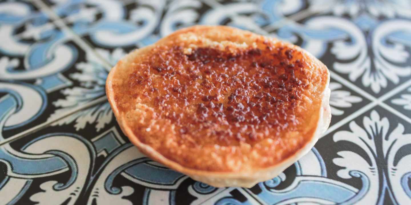 Queijadas und Travesseiros – traditionelle Süßspeisen aus Sintra in Portugal mit Topping auf Holzbrett angerichtet