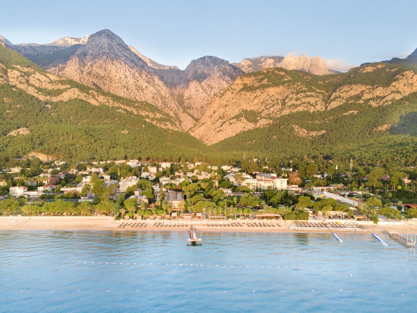 Hotel Strand und die umliegende Landschaft aus der Vogelperspektive
