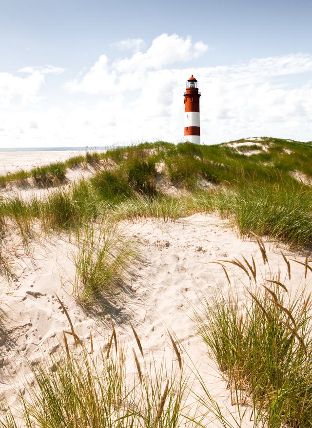 Last Minute nach Deutschland Strand mit Leuchtturm auf Borkum, Deutschland