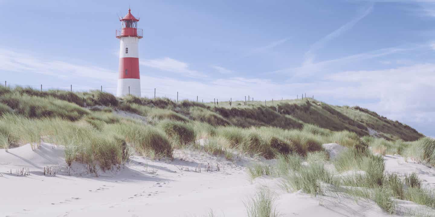 Familienurlaub Deutschland: Ein Leuchtturm am Strand der Insel Sylt