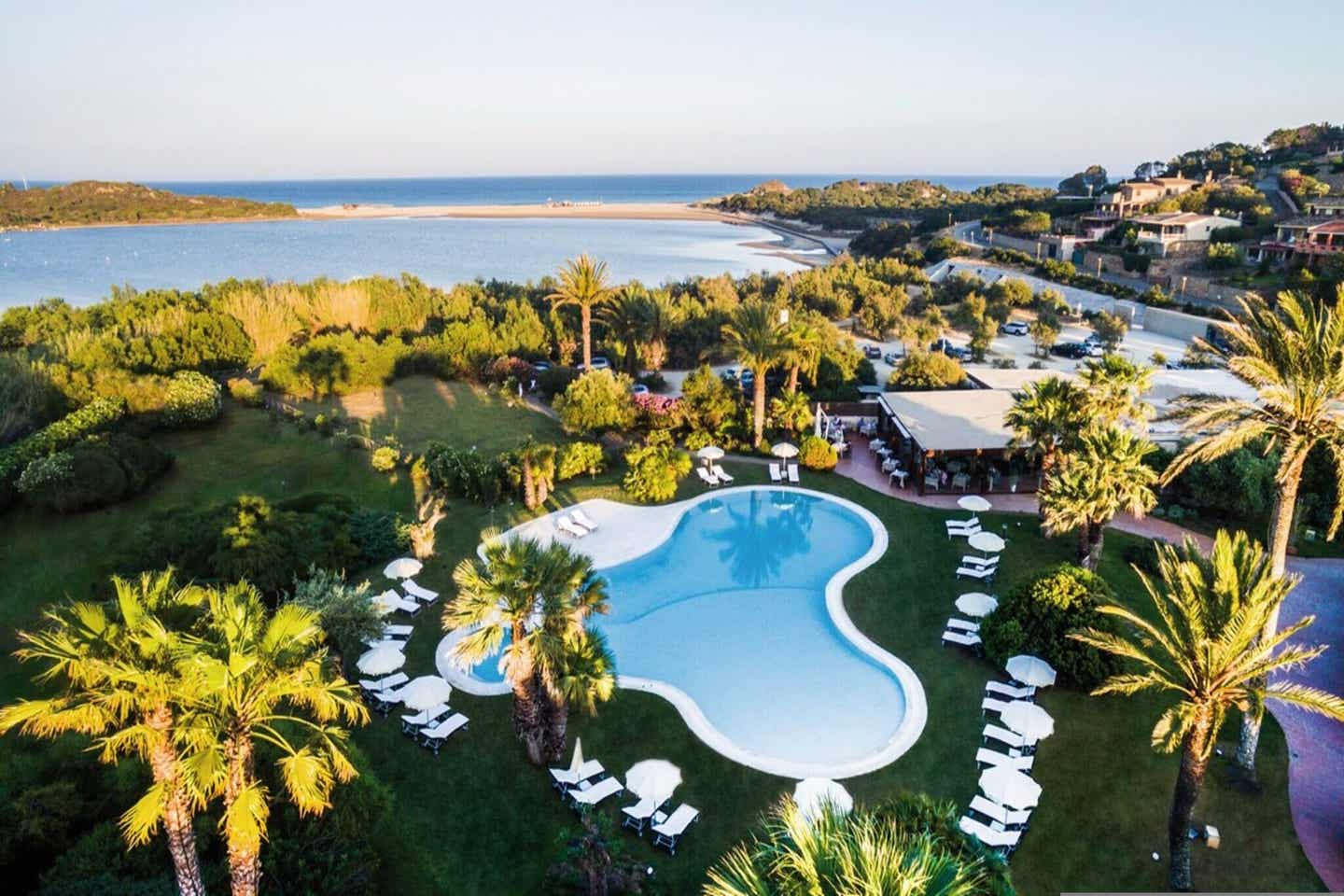 Schönste Hotels Italien Aquadulci Pool und Garten mit Meerblick