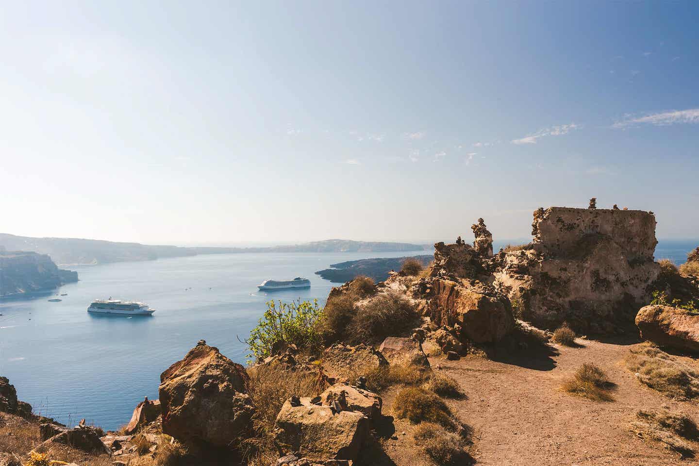 Schönste Wanderrouten auf den griechischen Inseln: Sonnenuntergang auf Santorini mit Meerblick