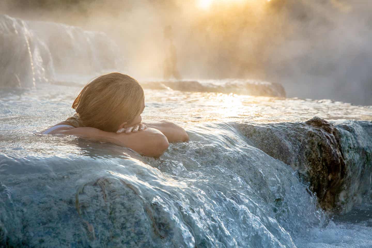 Frau entspannt in einem Thermalbad