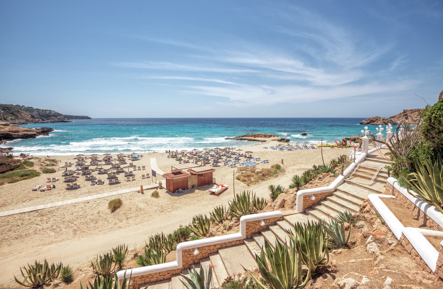 Reiseziele Ostern: Panoramablick auf Strand von Cala Tarida auf Ibiza