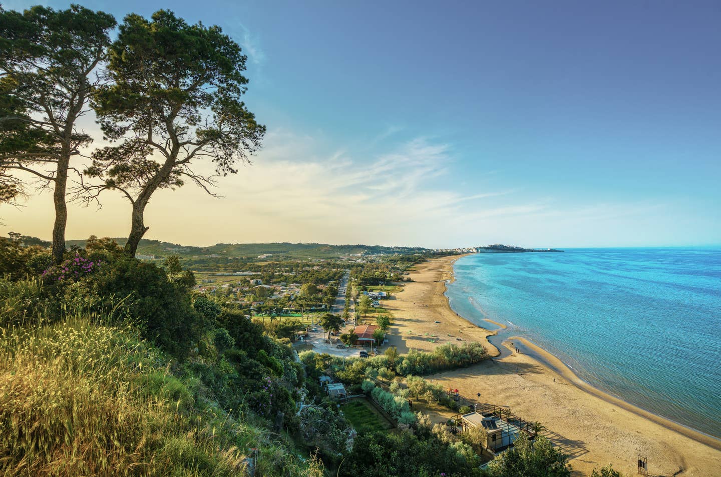 Italienische Adria Urlaub mit DERTOUR. Panorama des Strandes von Viezze auf der Halbinsel Gargano in Apulien