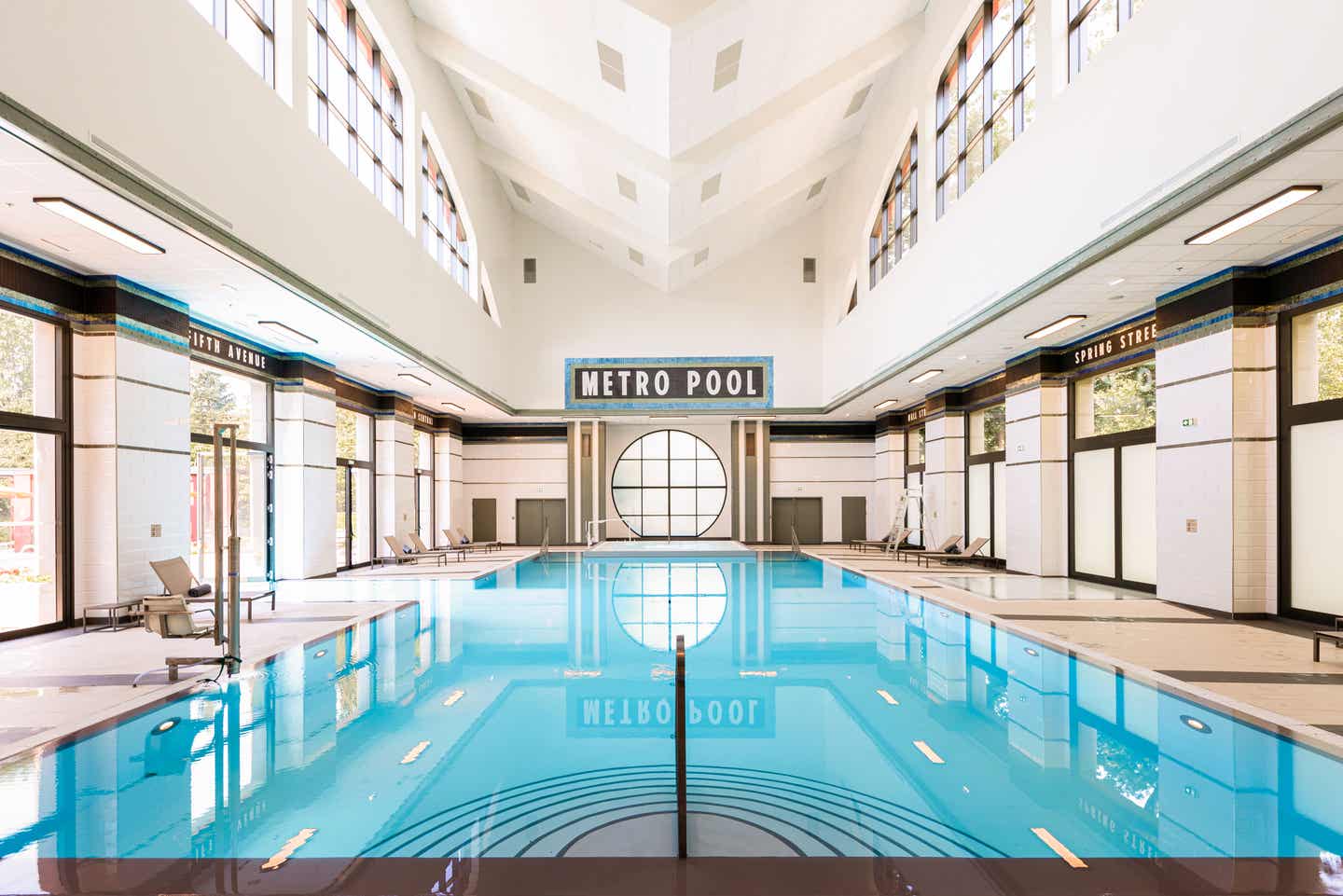 Blick auf einen Midcentury Designer Pool im New York-Style