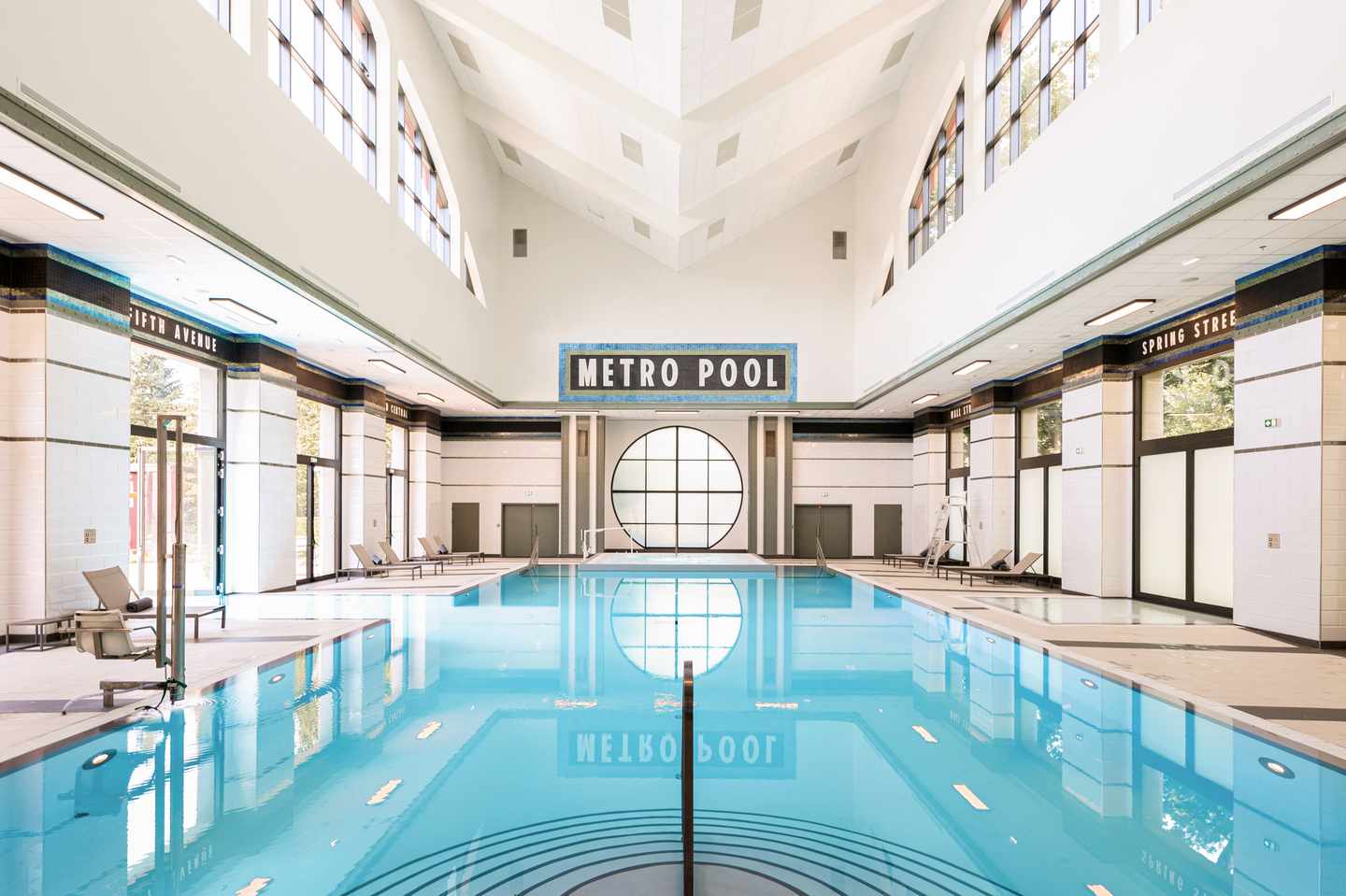 Blick auf einen Midcentury Designer Pool im New York-Style