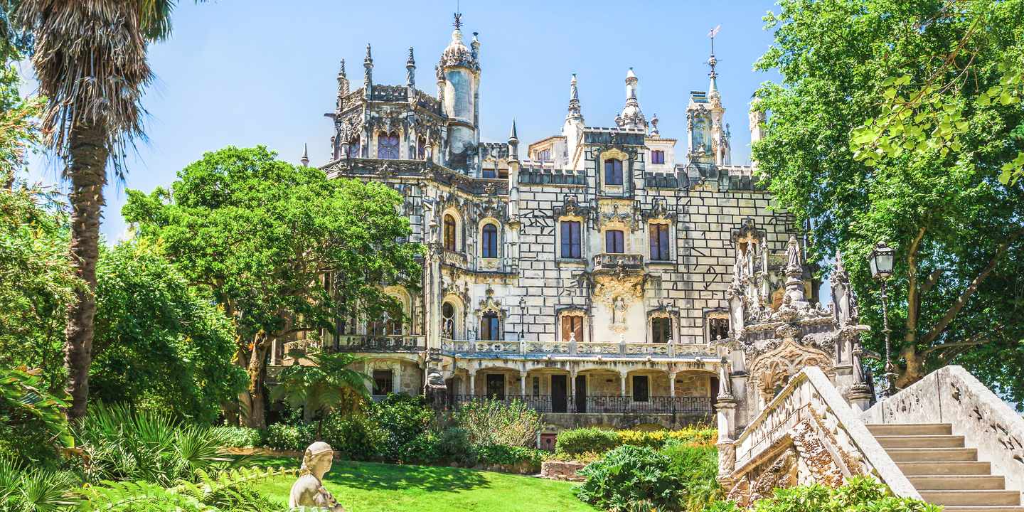 Quinta da Regaleira in Sintra mit Palastfassade, Gartenanlage und verzierter Treppe
