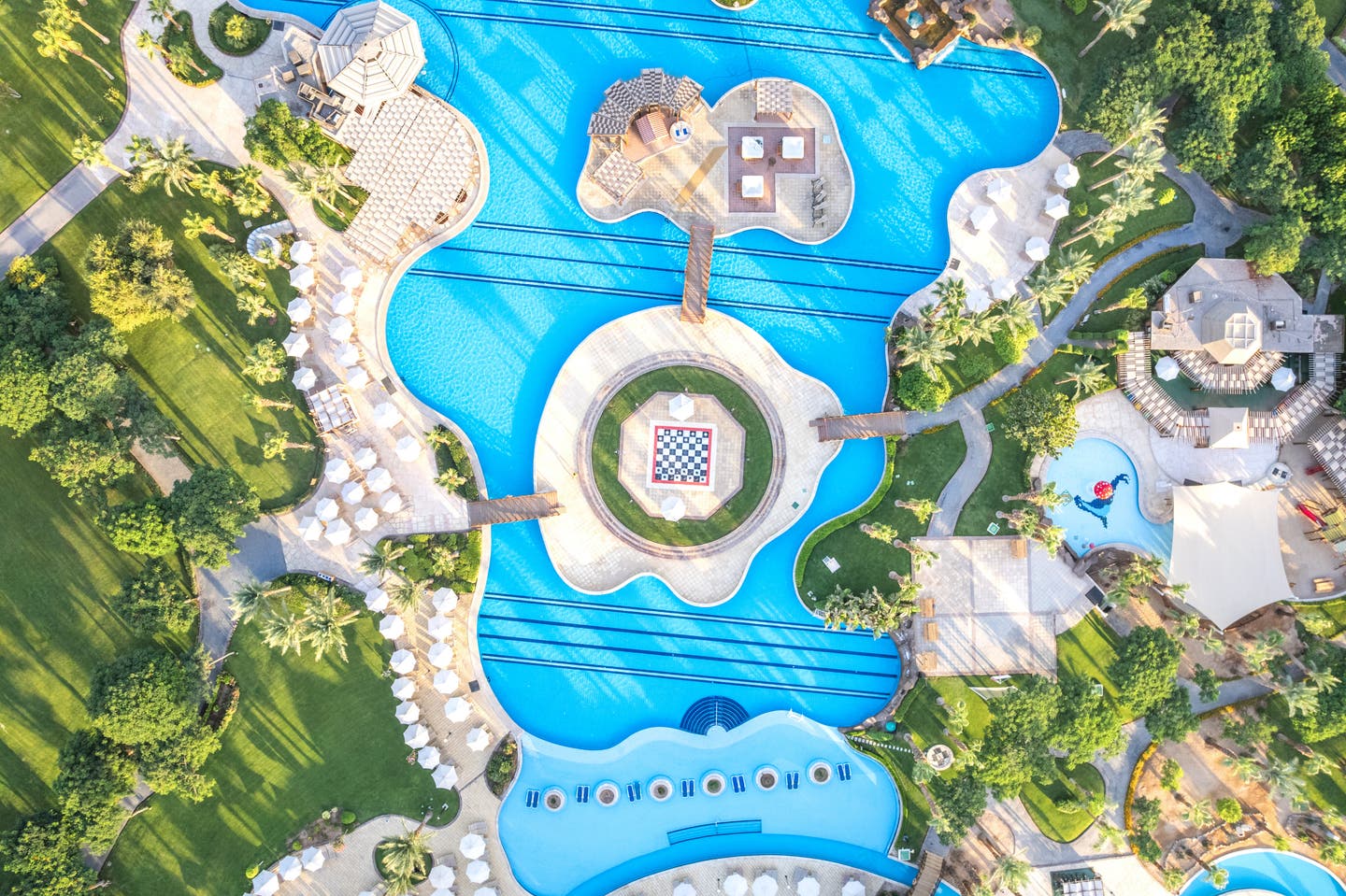 Topshot einer Drohne auf den großen Hotelpool des Steigenberger ALDAU Beach Hotels