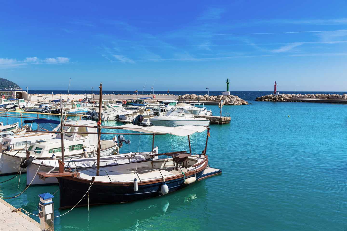 Ein paar kleine Boote liegen im Hafen von Cala Bona in der Nähe von Cala Millor