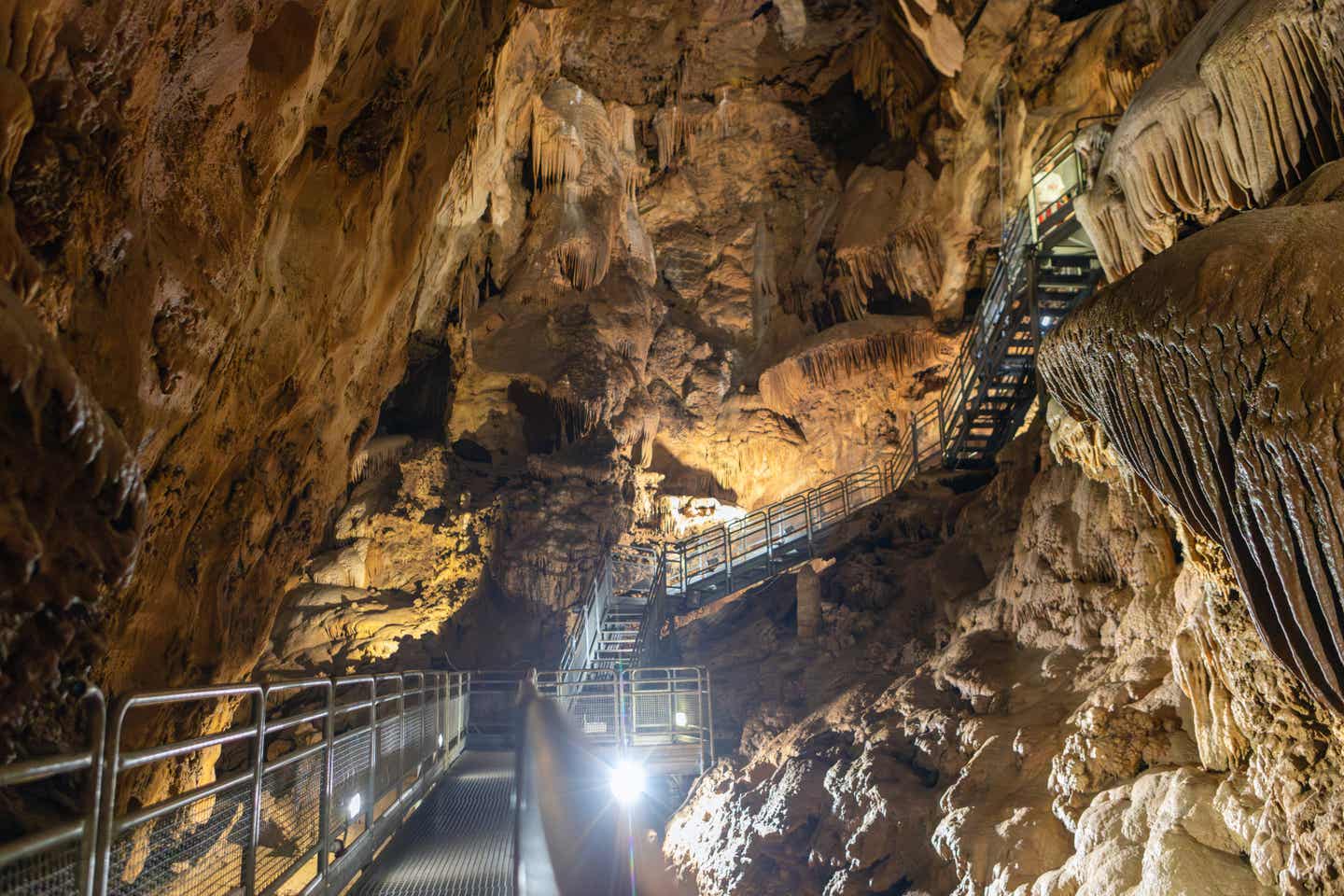 Gang durch die Su Mannau Cave, beleuchtet