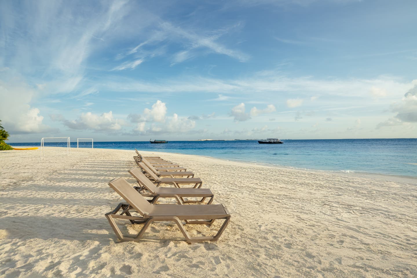 Weiter Strand des Hotels mit Sonnenliegen