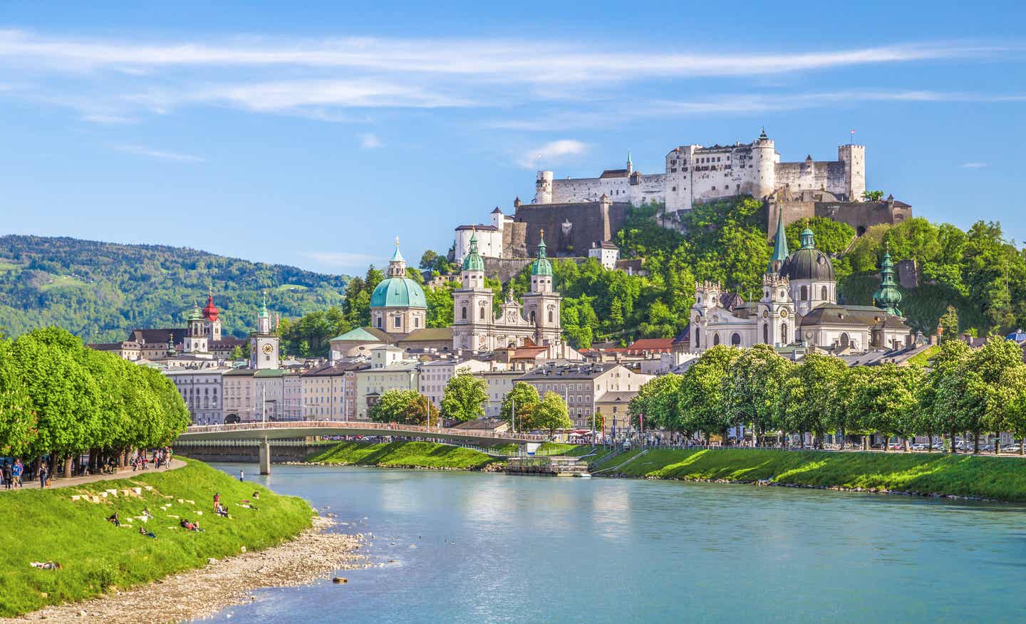 Typisch österreichische Innenstadt, hier Salzburg, mit verspieltem Schloss