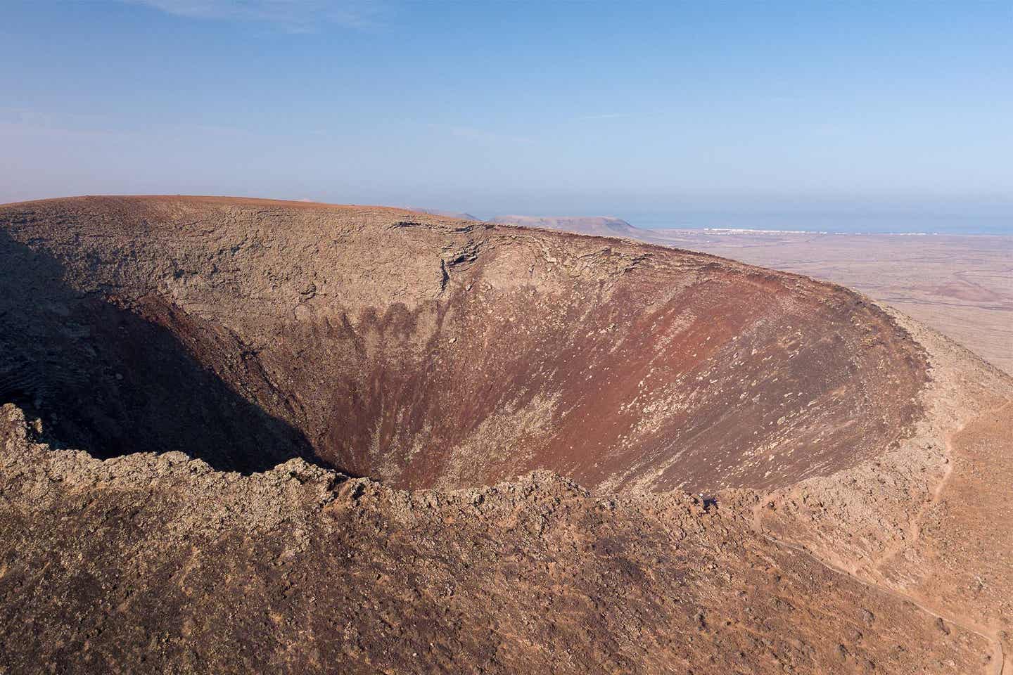 Kanaren Fuerteventura parque natural de corralejo ein Vulkankrater Luftaufnahme