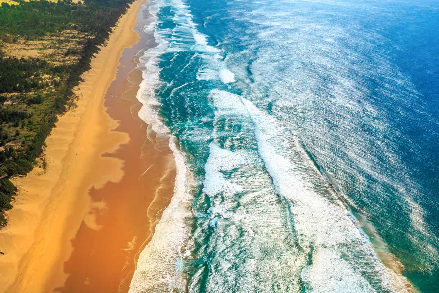 Luftaufnahme von Sodwana Bay im iSimangaliso Wetland Park – wilder Südafrika-Strand mit türkisfarbenem Ozean und dichter Küstenlandschaft