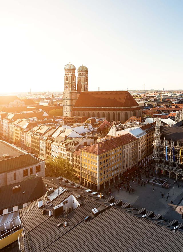 Zu den Angeboten Hotels in München mit Bahn buchen - Luftaufnahme der Münchener Innenstadt