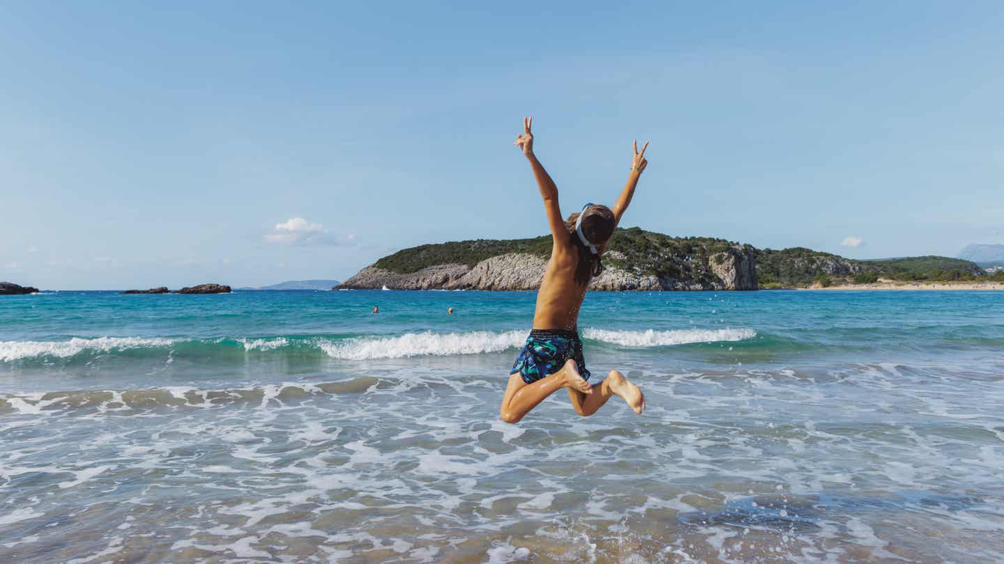 Strandurlaub Kroatien: Ein Kind spielt am Wasser