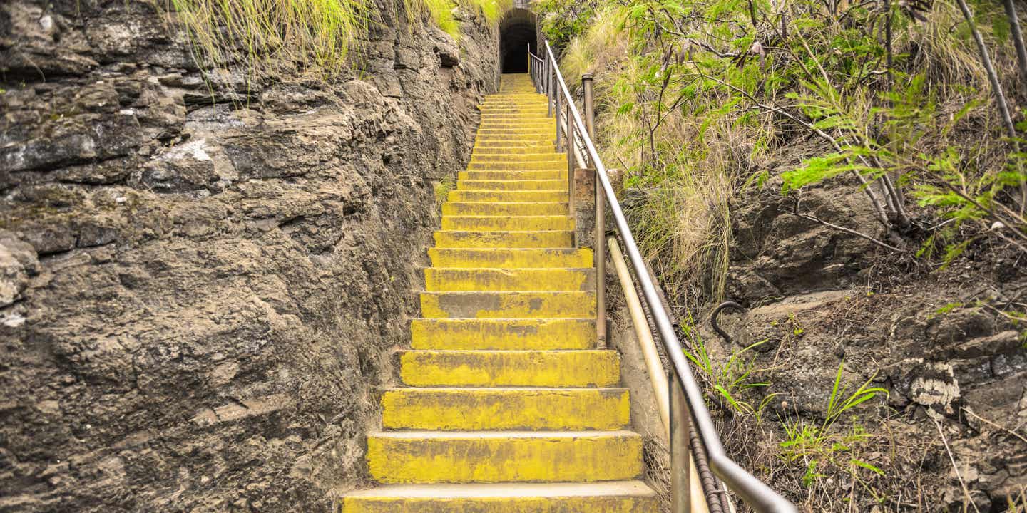 Eine steile alte Treppe führt den Berg hinauf