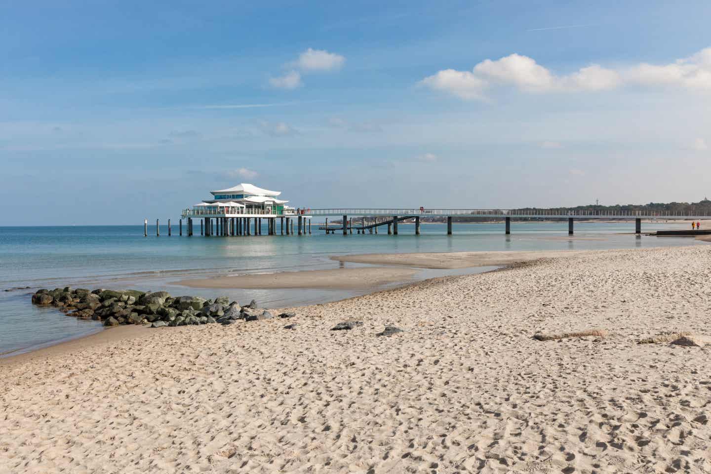 Steg im Wasser führt zu einem Pfahlhaus am Timmendorfer Strand