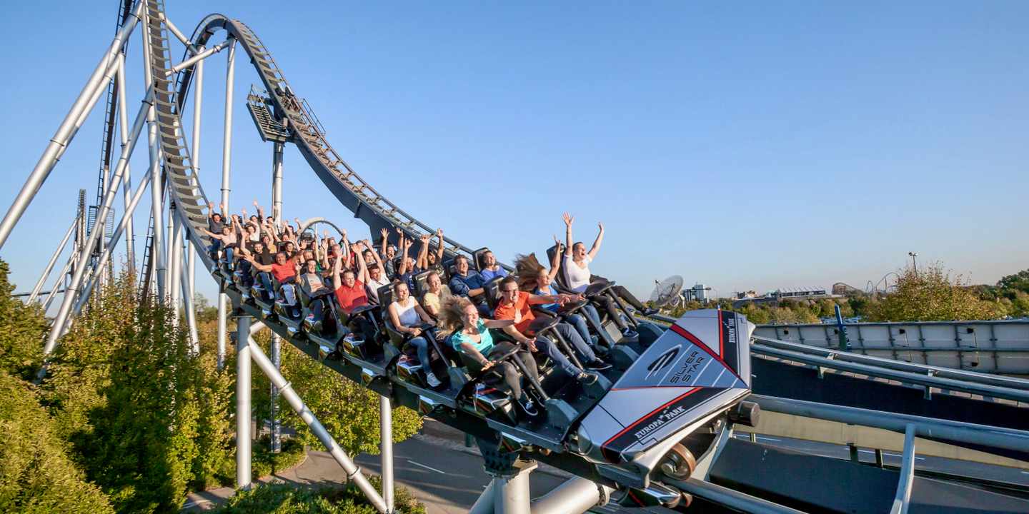 Ein voll besetzter Wagen in der Achterbahn Silver Star im Europa-Park