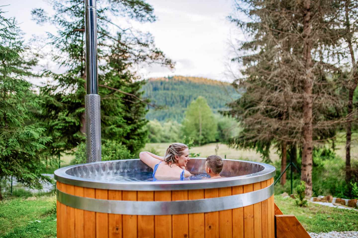 familien-wellnessurlaub-holzfass-whirlpool-mutter-kind-natururlaub-g-1411994318.jpg