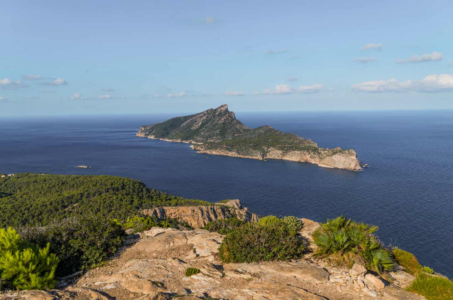 Die unberührte Insel Sa Dragonera vor der Westküste Mallorcas, ein geschützter Naturpark mit atemberaubenden Ausblicken und mediterraner Flora und Fauna