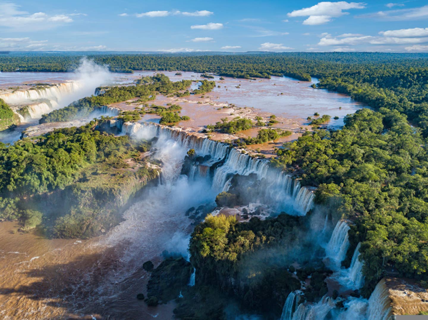 Rundreisen Argentinien: Luftbild der Iguazu-Wasserfälle Rundreisen Argentinien: Luftbild der Iguazu-Wasserfälle