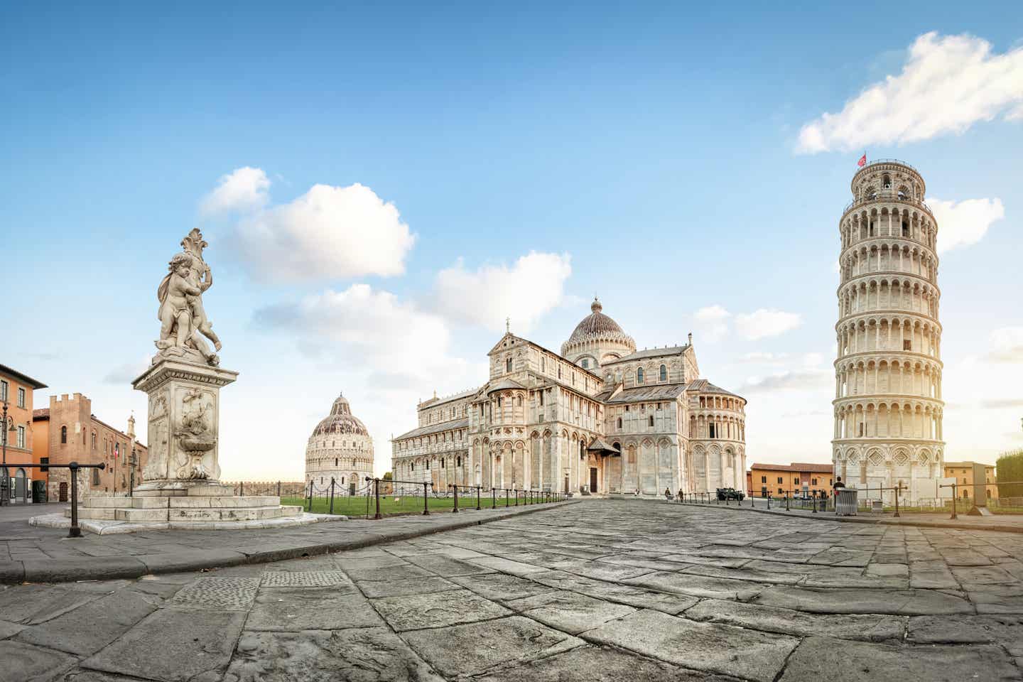 Panoramablick auf der Piazza del Duomo mit dem schiefen Turm von Pisa