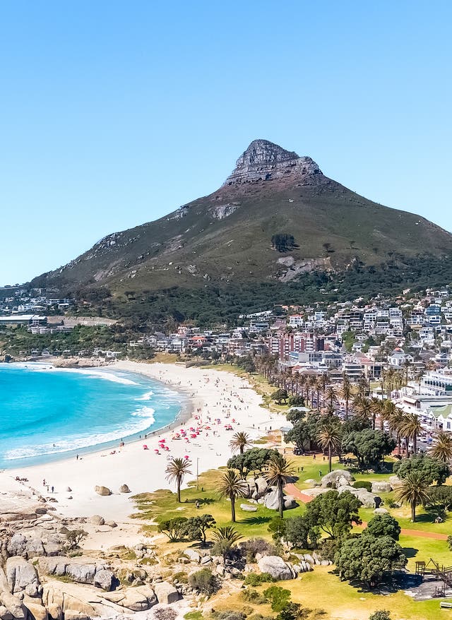 Südafrika Rundreisen Südafrika Kapstadt Camps Bay Strand mit Blick auf den Berg