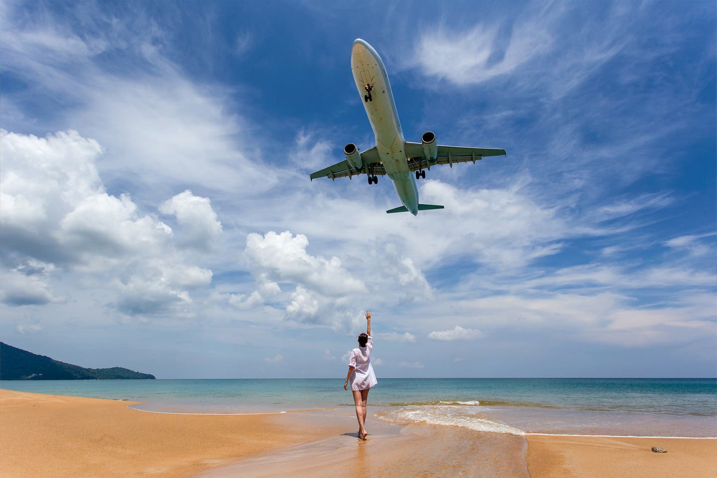 Phuket: Frau steht am Strand, Flugzeug fliegt